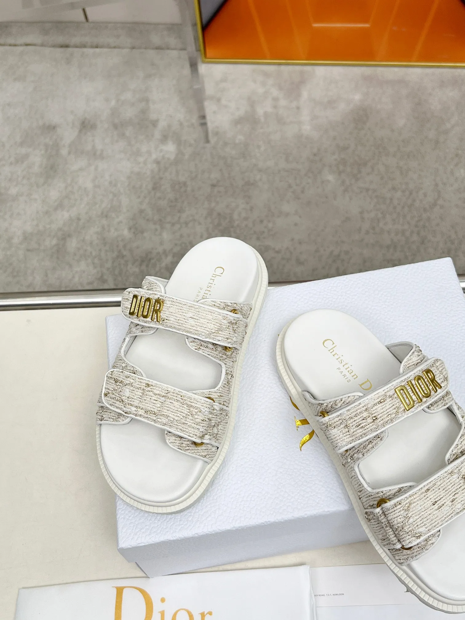 👟👟Ex-factory price 480👟👟Dior👏👏New classic style. 🔥Purchasing-level qualityThick-soled slippers popular in foreign counters. Upper➕Inner: original customized material, original mold opening of sole 1.1 (lightweight, code number 35-40 (41/42 can be customized)